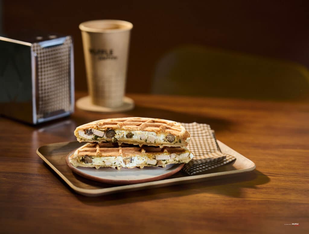 photo d'une gaufre salée posée sur une table en bois